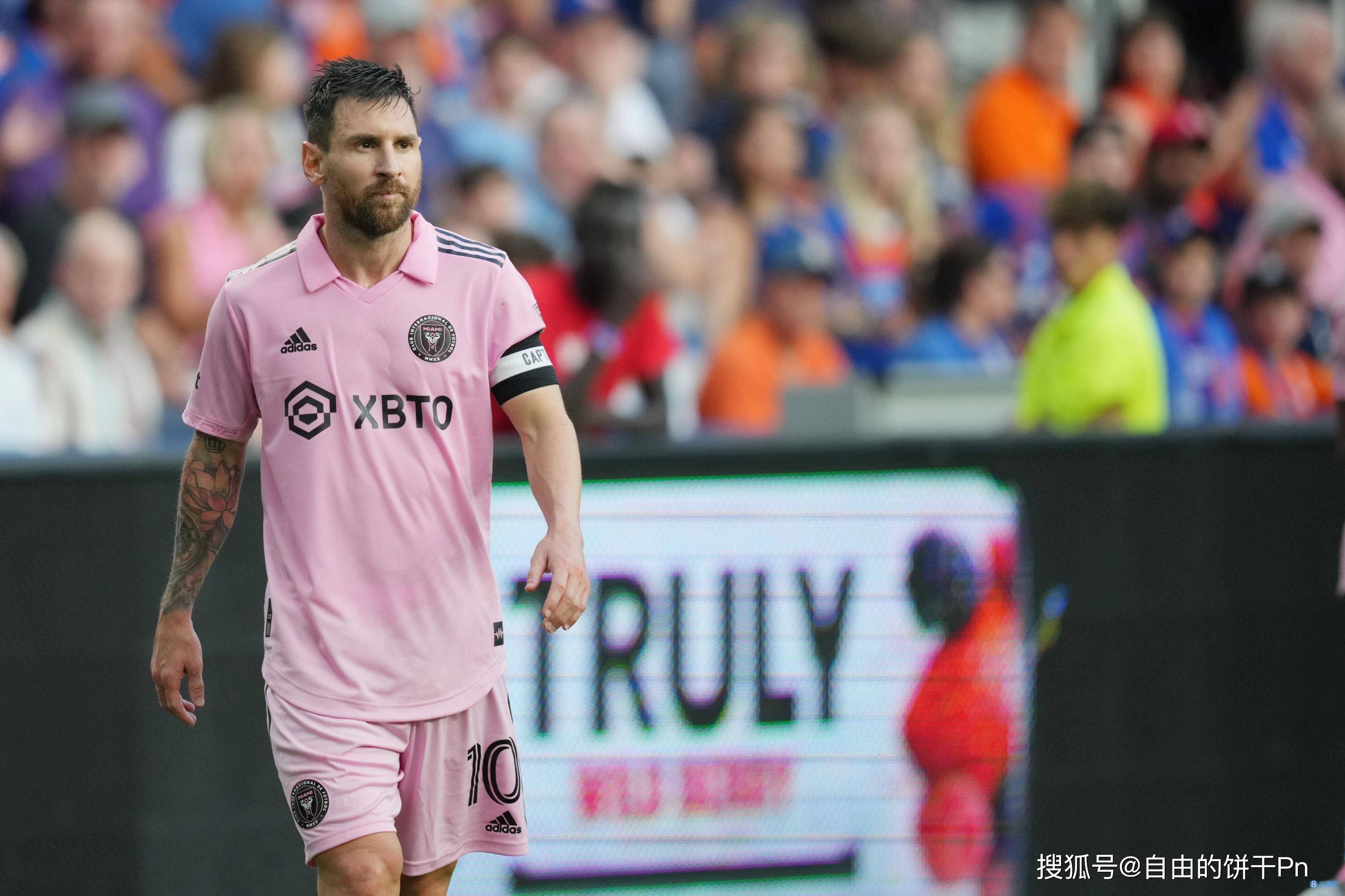 九游-梅西重返赛场，比赛局势复杂首场状态出色，曼联观众沸腾！