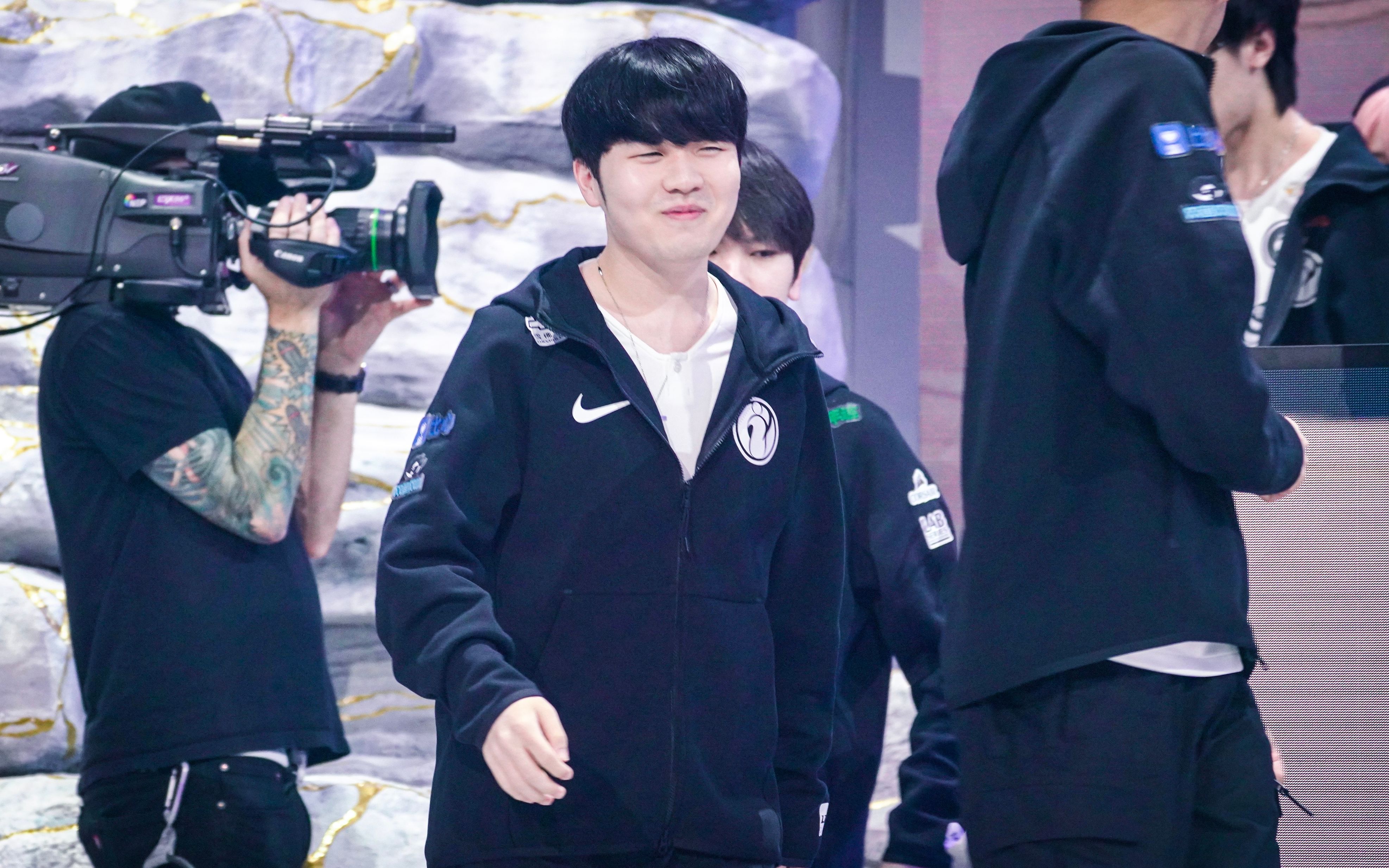 九游体育-Rookie回归赛场，高光表现首场状态亮眼，IG观众沸腾！的简单介绍